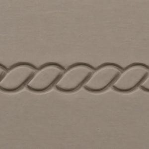 以下が含まれることがあります： 中央を横切る水平なロープ状のエンボス加工が施された、無地のトープ色の表面。このデザインは、平らでマットな素材に埋め込まれた、連続するねじれたコードの繰り返しモチーフで構成されています。