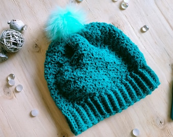 Gorro de mujer color verde petróleo con pompón, hecho a mano en crochet. hilo acrílico