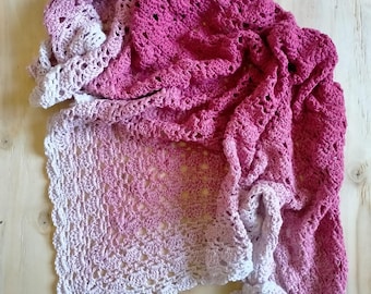 Chal de algodón realizado íntegramente a mano con crochet, en hilo de agradables matices en tonos rosa y blanco - Estola