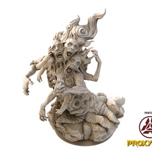 Peut inclure: Une miniature d'une créature à plusieurs têtes, de couleur beige, imprimée en 3D, avec de multiples bras et une tête en forme de flamme. La créature est assise sur une base rocheuse. La miniature est imprimée par ProxyWars.