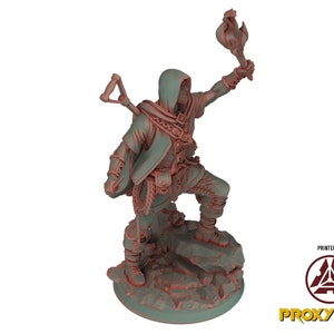 Peut inclure: Figurine détaillée d'une figure encapuchonnée tenant une torche enflammée. La figurine porte une tunique, avec une pelle sur le dos, et se tient sur un socle rocheux. Imprimé par Proxywars.