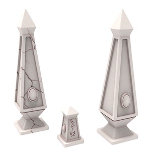 Könnte beinhalten: Drei weiße Stelobelisken mit einem dekorativen Design. Der höchste Obelisk hat Risse auf der Oberfläche. Der mittlere Obelisk ist kleiner und hat Hieroglyphen an der Seite.