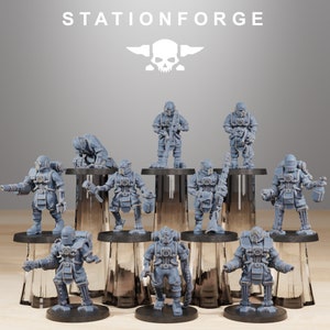 Peut inclure: Un ensemble de neuf figurines miniatures en plastique gris, chacune avec un design unique et tenant une arme. Les figurines sont disposées sur un fond blanc avec le texte "STATIONFORGE" au-dessus.