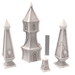 Könnte beinhalten: Eine Sammlung von Miniatur-Architekturmodellen im Fantasy-Stil in Hellgrau. Das Set umfasst einen hohen Turm, zwei obeliskförmige Strukturen und ein kleines quadratisches Gebäude. Ein Lineal ist zur Maßstabsbestimmung enthalten.