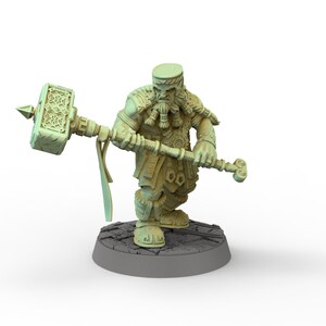Può includere: Una statuetta in miniatura di plastica verde di un guerriero nano che tiene un grande martello. Il nano indossa un elmo, un'armatura e una barba. La miniatura è in piedi su una base rotonda.