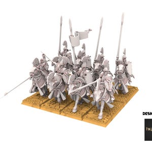 Könnte beinhalten: Ein Set mit 10 weißen Plastik-Miniaturfiguren von Rittern zu Pferd, die Speere und Schilde halten. Die Figuren sind in einer Schlachtformation auf einer braunen Basis angeordnet. Die Figuren wurden von Highlands Miniatures entworfen.