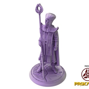 Könnte beinhalten: Lilafarbene 3D-gedruckte Miniatur einer Figur, die eine Robe trägt und einen Stab mit einem Ring oben hält. Die Figur steht auf einem runden Sockel.