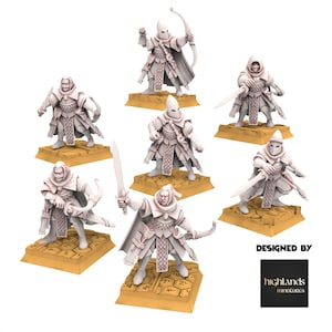 Könnte beinhalten: Satz von sieben unbemalten Miniaturfiguren von Kapuzenfiguren mit Schwertern und Bögen. Die Figuren stehen auf quadratischen Sockeln mit einer strukturierten Oberfläche. Die Figuren wurden von Highlands Miniatures entworfen.