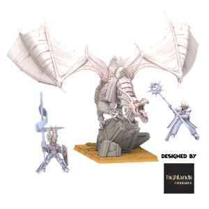 Könnte beinhalten: Ein weißes Fantasy-Miniatur-Set mit einem Drachen auf einem Felsen, mit zwei Figuren, die einen Speer und einen Stab halten. Der Drache hat große Flügel und einen offenen Mund. Das Set steht auf einer beigen Basis.