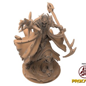 Może przedstawiać: Szczegółowa miniatura szkieletowej postaci w zniszczonej szacie, trzymającej laskę z zakrzywionym ostrzem. Postać ma czaszkę z błyszczącymi oczami i szkieletową dłoń wyciągniętą do przodu. Miniatura jest pomalowana na jasnobrązowy kolor.