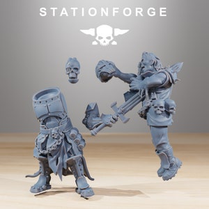 Op de afbeelding: Twee grijze plastic miniatuurfiguren, een met een zwaard en de andere met een kanon, staan op een houten oppervlak. De figuren maken deel uit van een fantasy- of sciencefictionspel. De figuren zijn grijs geverfd en hebben ingewikkelde details.