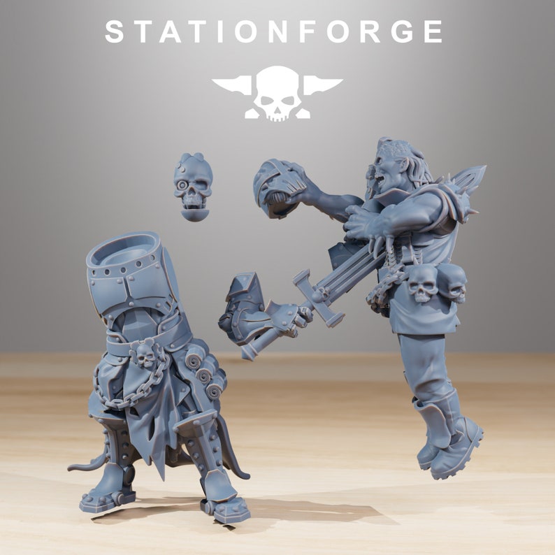 Op de afbeelding: Twee grijze plastic miniatuurfiguren, een met een zwaard en de andere met een kanon, staan op een houten oppervlak. De figuren maken deel uit van een fantasy- of sciencefictionspel. De figuren zijn grijs geverfd en hebben ingewikkelde details.