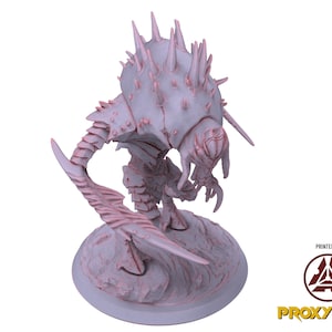 Könnte beinhalten: Eine 3D-gedruckte Miniatur eines stacheligen, grauen und rosafarbenen Wesens mit scharfen Krallen und einem segmentierten Körper. Das Wesen steht auf einem runden Sockel mit einer strukturierten Oberfläche. Die Miniatur wurde von ProxyWars gedruckt.