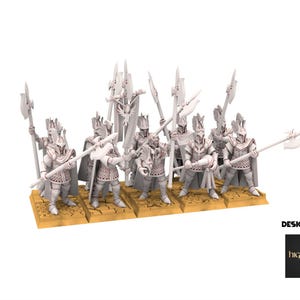 Könnte beinhalten: Ein Set aus acht weißen Plastik-Miniaturfiguren von Elfen, die Speere und Schilde halten. Die Figuren stehen auf einer braunen Basis mit dem Text "DESIGNED BY HIGHLANDS MINIATURES" in der unteren rechten Ecke.