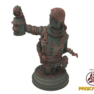 Peut inclure: Buste miniature en 3D imprimé d'une femme tenant une lanterne, en vert et marron. La femme porte une tenue détaillée avec des bretelles et des boucles. La base du buste est décorée d'un motif circulaire.