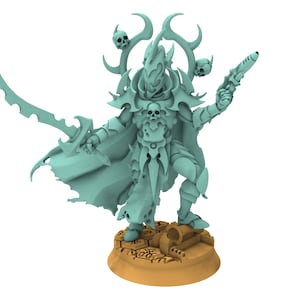 Peut inclure: Figurine vert clair d'un guerrier en armure ornée, tenant une épée incurvée et un pistolet futuriste. La figurine a un casque en forme de crâne et se tient sur une base détaillée. Le design suggère un thème fantastique ou de science-fiction.