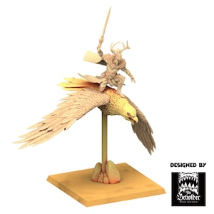以下が含まれることがあります： 大きな鳥、おそらくワシに乗った戦士の精巧なミニチュアフィギュア。戦士は剣を持ち、鎧を着ています。鳥は翼を広げています。フィギュアは正方形の台座に設置されています。「DESIGNED BY」の文字が見えます。