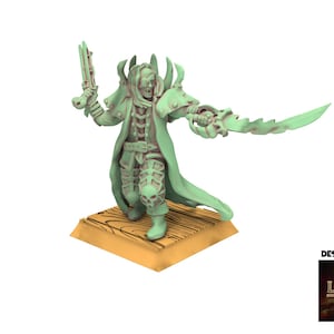 Puede incluir: Una figura en miniatura pintada de verde de un guerrero esquelético con una espada y una daga, de pie sobre una base de madera. La figura lleva una capa y una armadura. La base está pintada de marrón. La figura está diseñada por Landor.