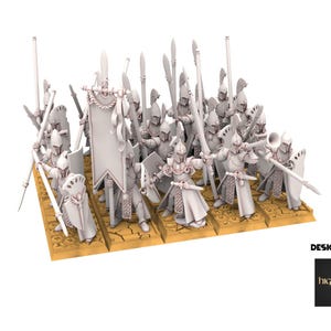 Könnte beinhalten: Ein Set mit 20 weißen Plastik-Miniaturfiguren von Elfen, die Speere und Schilde halten. Die Figuren sind auf einer braunen Basis angeordnet, auf der ein weißes Banner mit der Aufschrift "DESIGNED BY HIGHLANDS MINIATURES" angebracht ist.