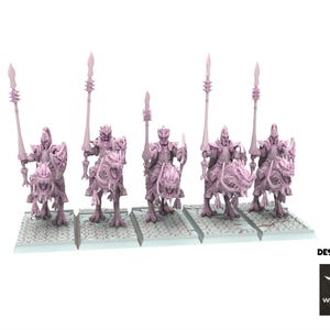 Könnte beinhalten: Fünf Miniaturfiguren von Rittern, die monströse Kreaturen reiten, alle mit Speeren. Die Figuren sind in einem blassrosa Farbton bemalt und in einer Kampfformation aufgestellt. Die Figuren stehen auf kleinen, rechteckigen Sockeln.