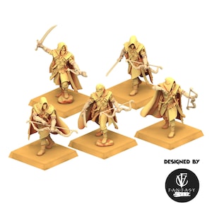 以下が含まれることがあります： 正方形の台座に立つ6体のミニチュアファンタジーフィギュアのコレクション。フィギュアはフード付きのマントと鎧を身に着けており、弓を持っているものもあれば、剣を持っているものもあります。フィギュアは薄茶色です。画像には「DESIGNED BY」というテキストとロゴが含まれています。