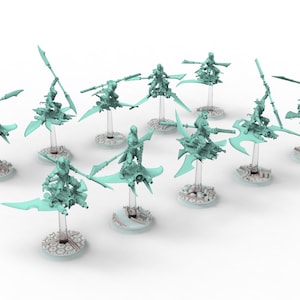 Può includere: Un set di dieci miniature di colore turchese, ciascuna raffigurante un guerriero che cavalca un disco volante con lame. Le miniature sono in varie pose dinamiche, con armi alzate e pronte per la battaglia.