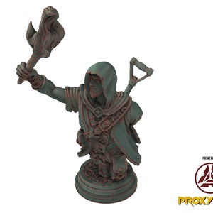 Peut inclure: Une figurine miniature verte et brune d'une figure à capuchon tenant une torche, imprimée par ProxyWars.