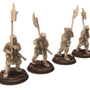Medieval - Halberdier at march, 13th century Generic men at arms Medieval soldiers, 28mm Historical Wargame, Saga... Medbury miniatures