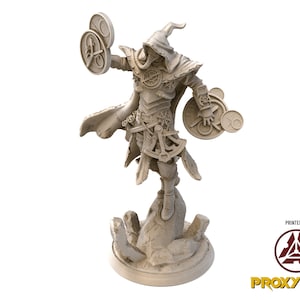 Peut inclure: Une figurine miniature d'un sorcier imprimée en 3D tenant deux disques circulaires aux motifs complexes. La figurine porte une robe à capuche et se tient sur une base rocheuse. La miniature est imprimée en gris clair.