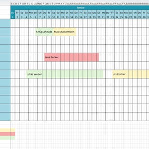 Könnte beinhalten: Eine Tabelle mit einem Januar-Kalender mit Zimmerreservierungen. Namen wie Anna Schmidt, Max Mustermann, Jana Becker, Lukas Weber und Urs Fischer sind aufgeführt. Der Kalender verwendet eine Farbcodierung, um den Zimmerstatus anzuzeigen.