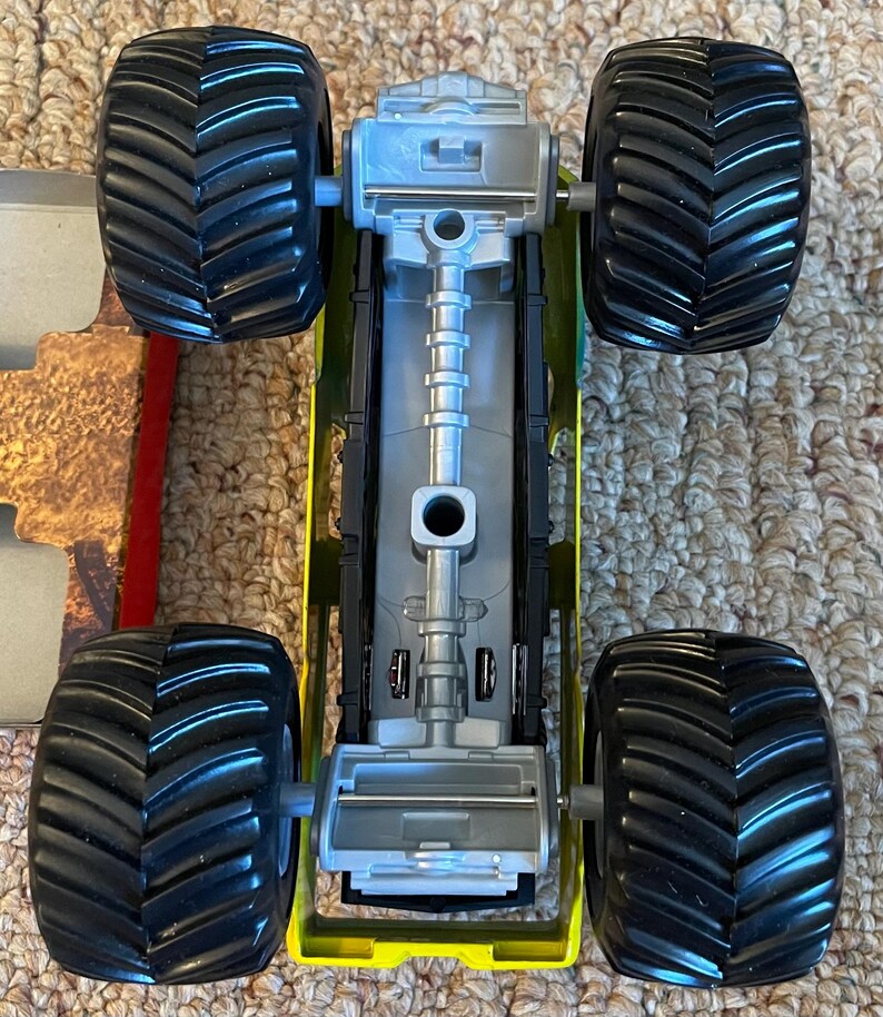 Monster Jam Shattered diecast metal truck - 1:24 scale Mattel image 8