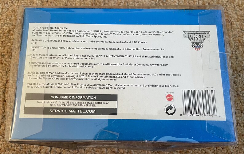 Puede incluir: Una caja azul con texto y logotipos de Monster Jam, incluyendo marcas registradas de varios personajes y empresas. La caja tambi&eacute;n incluye informaci&oacute;n para el consumidor y un c&oacute;digo de barras.