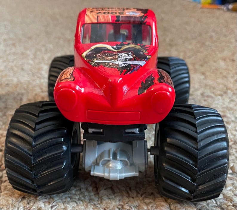 Monster Jam Captain's Curse diecast metal body truck - 1:24 scale Mattel image 5