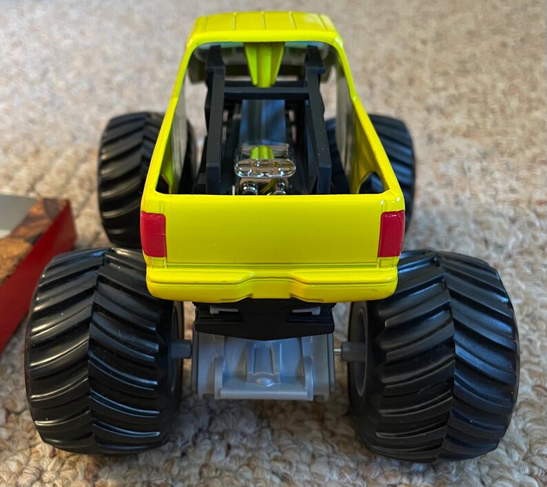 Monster Jam Shattered diecast metal truck - 1:24 scale Mattel image 6