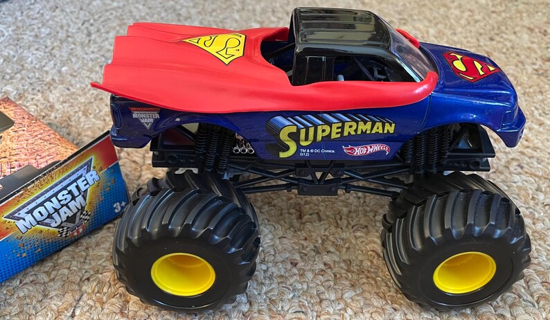 Monster Jam Superman gegoten metalen vrachtwagen: schaal 1:24 Mattel afbeelding 3