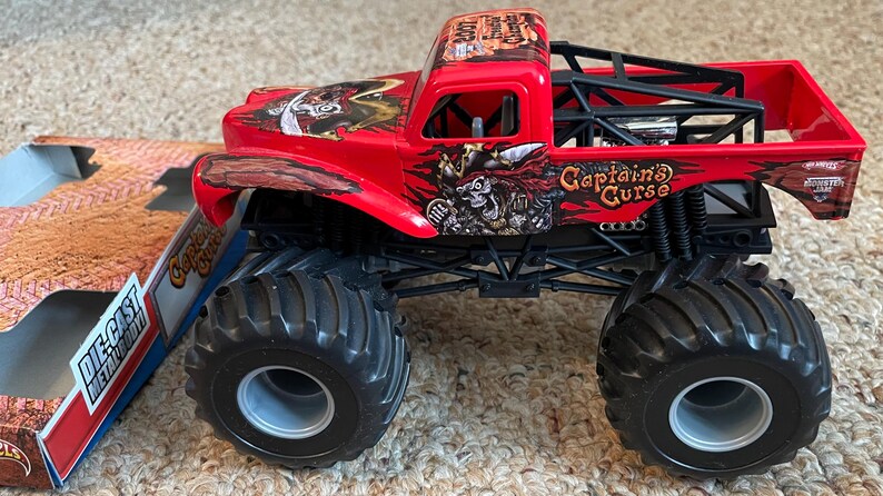 Monster Jam Captain's Curse diecast metal body truck - 1:24 scale Mattel image 6