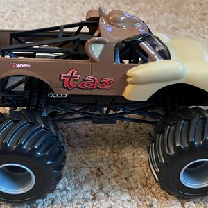 Monster Jam Looney Tunes Taz diecast metal truck - 1:24 scale Mattel 2009 image 4