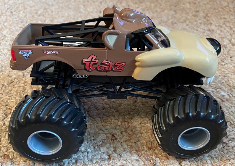 Monster Jam Looney Tunes Taz diecast metal truck - 1:24 scale Mattel 2009 image 4