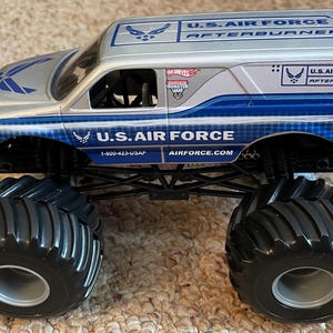 Monster Jam U.S. Air Force Afterburner - Modellino in metallo pressofuso in scala 1:24 Mattel immagine 4