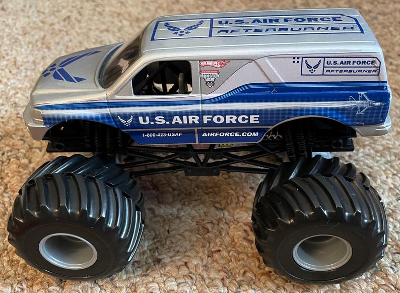 Monster Jam U.S. Air Force Afterburner - Modellino in metallo pressofuso in scala 1:24 Mattel immagine 4