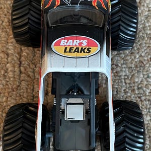 Camión Monster Jam Eliminator Bar's Leaks con carrocería de metal fundido a presión - Escala 1:24 Mattel imagen 9