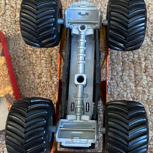 Monster Jam Bad News Travels Fast diecast metal truck - 1:24 scale Mattel image 9