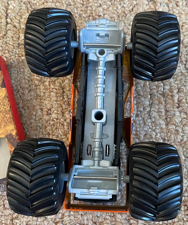 Monster Jam Bad News Travels Fast diecast metal truck - 1:24 scale Mattel image 9