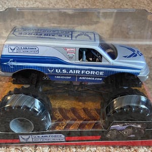 Monster Jam U.S. Air Force Afterburner - Modellino in metallo pressofuso in scala 1:24 Mattel immagine 1