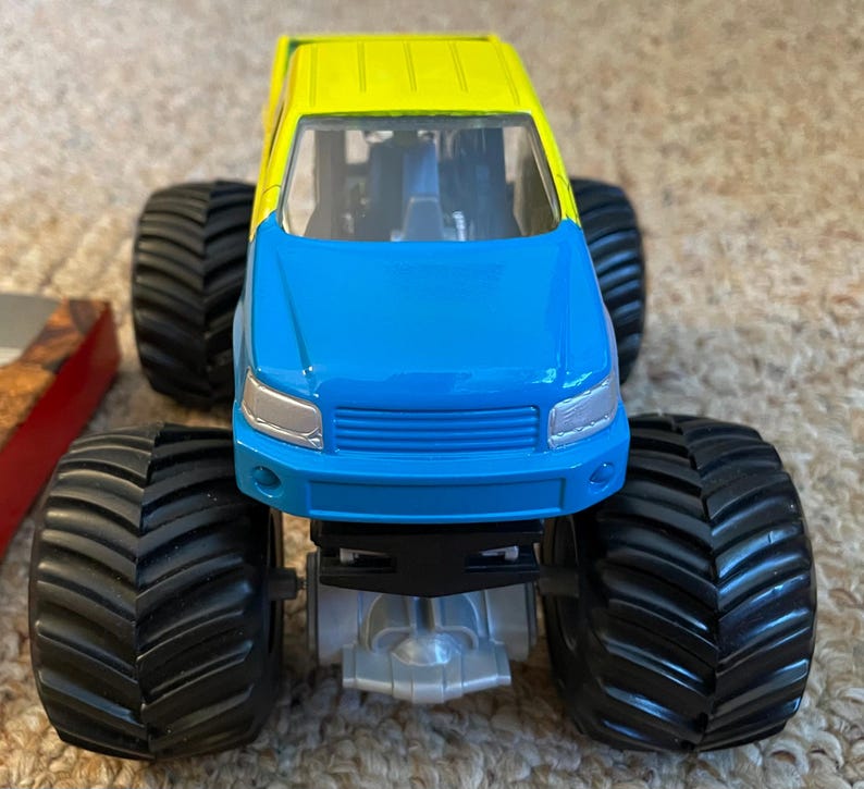 Monster Jam Shattered diecast metal truck - 1:24 scale Mattel image 5
