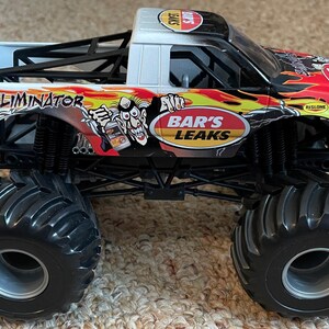 Camión Monster Jam Eliminator Bar's Leaks con carrocería de metal fundido a presión - Escala 1:24 Mattel imagen 5