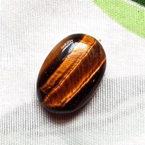 56 カート - とても美しい天然タイガーアイ宝石カボション - 31*22*10 mm - SKU - TG23