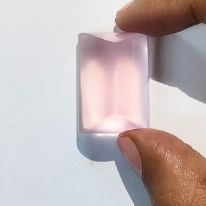 Natürliche einzigartige Form glatte Hand poliert Madagaskar Rosenquarz Cabochon 26 * 18 * 5 mm 84 Wagen