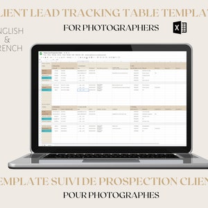 Puede incluir: Un portátil que muestra una plantilla de hoja de cálculo para el seguimiento de clientes potenciales. El texto en la pantalla está en inglés y francés, con el título "Client Lead Tracking Table Template for Photographers". El portátil está sobre un fondo beige claro.