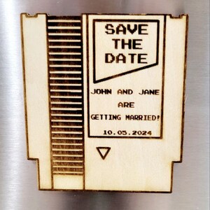Retro game save the date-magneet • Klassieke cartridge trouwkaart • Nerdy-trouwbedankje met gepersonaliseerde houten magneet + kaart